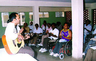 Pop singer Remo Fernandes entertains the PRC inmates